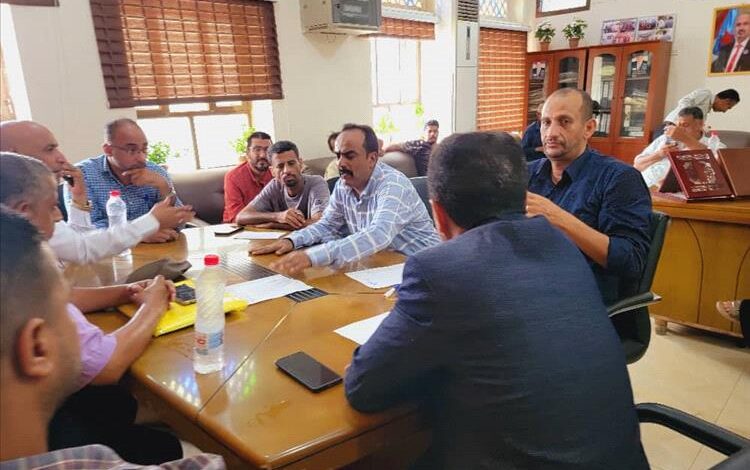 مدير عام خور مكسر يعقد اجتماعًا موسعًا لمناقشة مشاكل الصرف الصحي بالمديرية