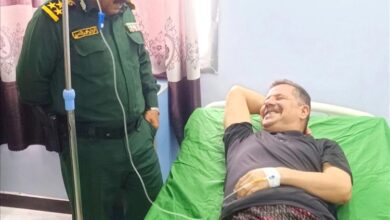 مدير عام شرطة شبوة يطمئن على صحة قائد محور عتق