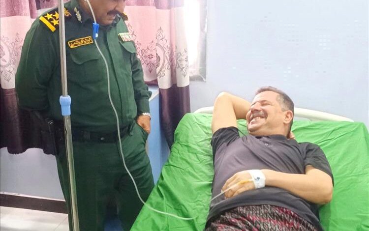 مدير عام شرطة شبوة يطمئن على صحة قائد محور عتق