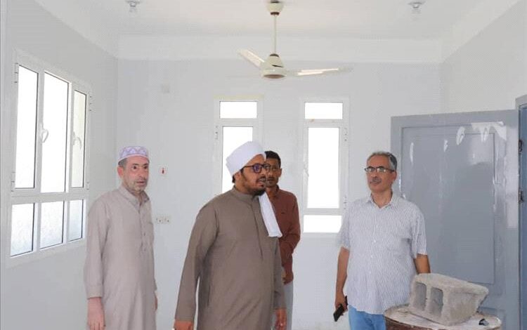 مدير عام مديرية عتق يزور مركز الرباط الصحي ويشيد بالخدمات الطبية المقدمة