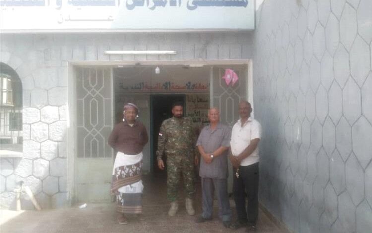 مدير عام مستشفى الأمراض النفسية ونائبه يقومان بزيارة عيدية لنزلاء المستشفى