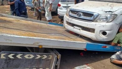 مديرية عتق تطلق حملة لرفع السيارات المتهالكة من شوارع المدينة