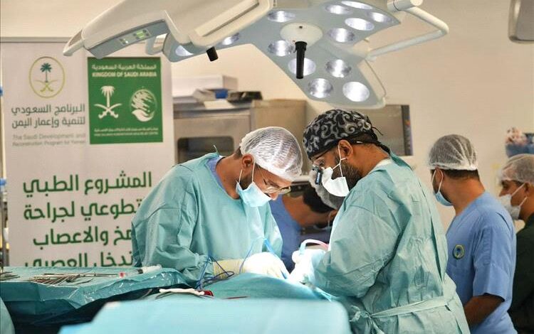 مركز الملك سلمان للإغاثة ينفذ المشروع الطبي التطوعي لجراحة المخ والأعصاب في عدن