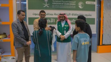 مركز الملك سلمان للاغاثة يدشن توزيع كسوة عيد الاضحى ضمن مشروع رعاية وكفالة الأيتام الشاملة بمحافظة حضرموت