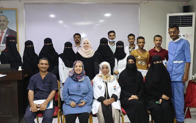 مستشفى عبود العسكري بعدن يحتفل بتخرج الدفعة الأولى من طلاب وطالبات التمريض العملي