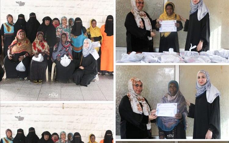 ملتقى بصمة يكرم عاملات النظافة بكسوة عيد الاضحى بمديرية صيرة