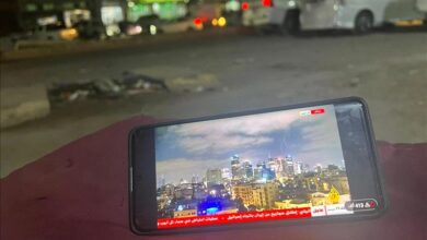 من الشوارع إلى المطاعم والمنازل… اليمنيون يتابعون بشغف القصف الإيراني الإسرائيلي لحظة بلحظة