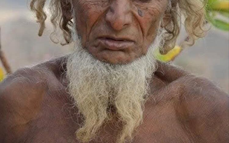 من هو رجل الكهف الحقيقي في سقطرى؟ القصة الكاملة لرحيل "صعالف" وتزييف الحكاية