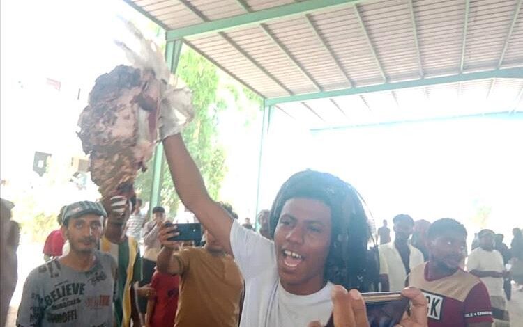 مواطنون في أبين: عدد من المنظمات وزعت لحوماً فاسدة خلال أيام عيد الأضحى