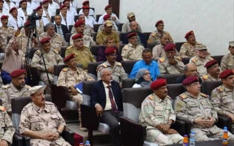 وزير الدفاع بحضور الدكتور الشبحي يشهد تخرّج أول دفعة أطباء جامعيين من مدرسة جندوح بعدن