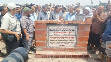 وزير الزراعة ومحافظ لحج يضعان حجر الأساس لمشروع حماية أراضي المزارعين وممتلكاتهم بالمضاربة ورأس العارة