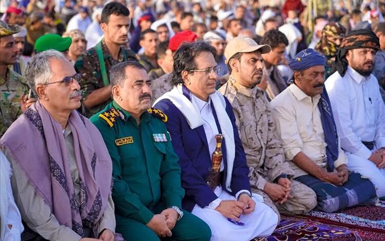 وكيل محافظة شبوة يؤدي صلاة عيد الأضحى المبارك مع جموع المصلين ويستقبل المهنئين في مدينة عتق.