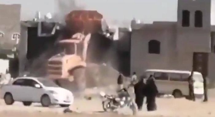 الحوثيون يهدمون منزل مواطن في صنعاء ويطردون أسرته بالقوة