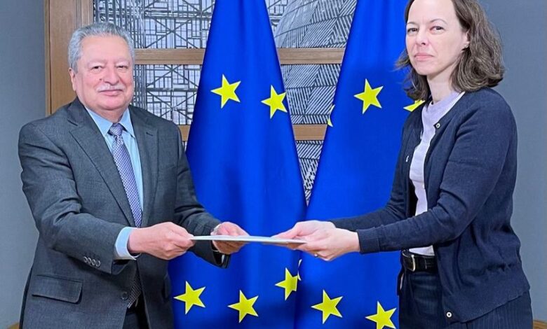 السفير مصطفى يسلم المستشارة ماري جين رسالة خطية من رئيس مجلس القيادة الرئاسي لرئيس مجلس الإتحاد الأوروبي