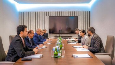 اللواء الزُبيدي يبحث مع السفيرة البريطانية ومسؤولي البنك الدولي المستجدات السياسية والحلول العاجلة لأزمة الكهرباء
