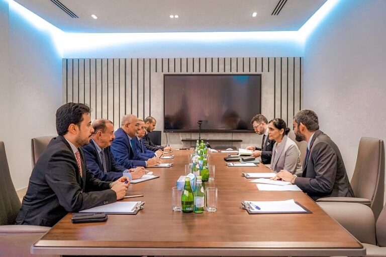 اللواء الزُبيدي يبحث مع السفيرة البريطانية ومسؤولي البنك الدولي المستجدات السياسية والحلول العاجلة لأزمة الكهرباء