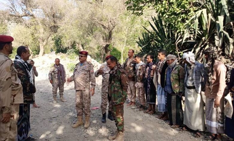 اللواء المجيدي يطلع على مستوى الجاهزية القتالية للمقاتلين في الخطوط الأمامية بمديرية المسراخ