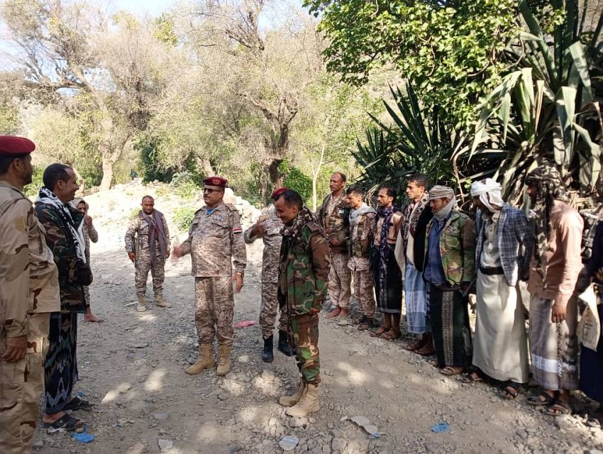 اللواء المجيدي يطلع على مستوى الجاهزية القتالية للمقاتلين في الخطوط الأمامية بمديرية المسراخ