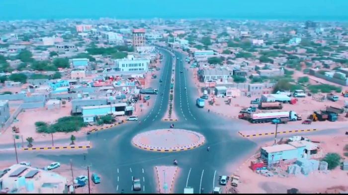 المخا نظيفة.. قصة دعم مستمر لمدينة باتت أنموذجاً في زمن الحرب (تقرير)