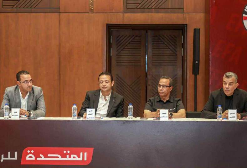 جانب من اجتماع اتحاد الكرة والرابطة مع الأندية