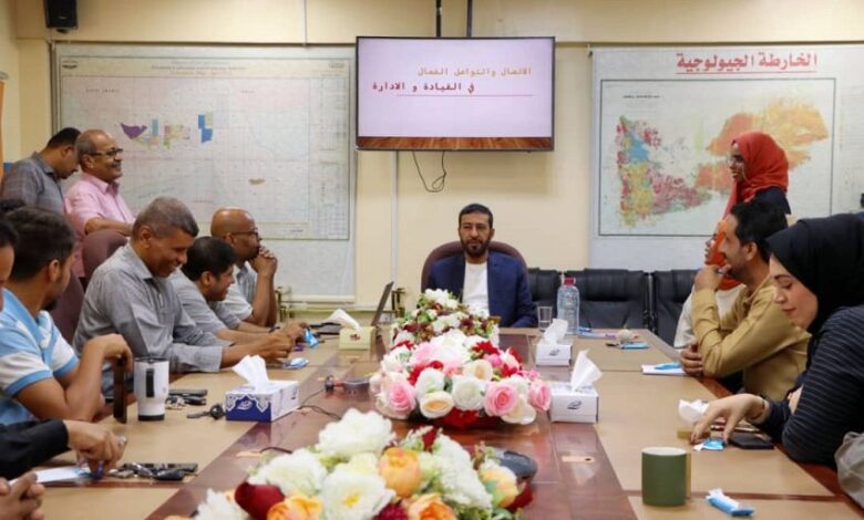 بدء دورة تدريبية لموظفي وزارة النفط حول التواصل في القيادة والإدارة