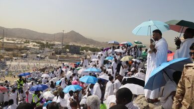 حجاج اليمن يقفون على صعيد عرفات لأداء ركن الحج الأعظم