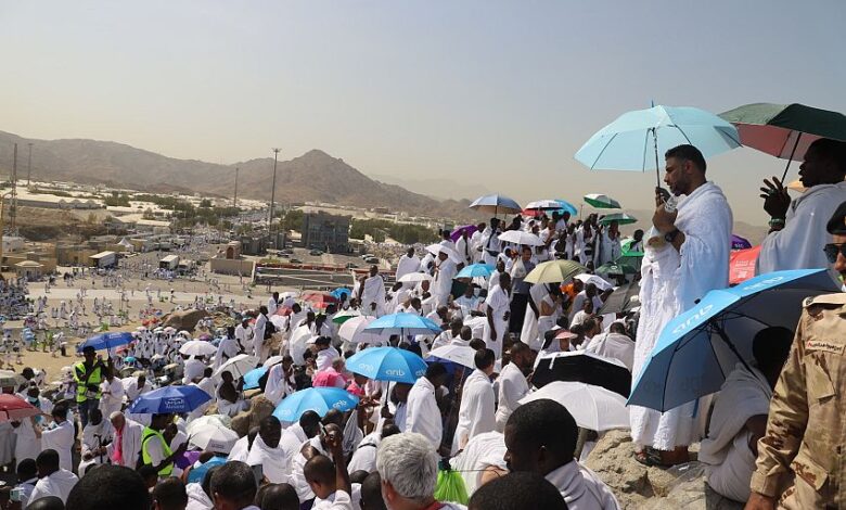 حجاج اليمن يقفون على صعيد عرفات لأداء ركن الحج الأعظم