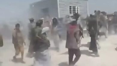 ذمار.. مواطنون يحرقون غرف الجبايات الحوثية في عنس رفضًا للنهب الجائر