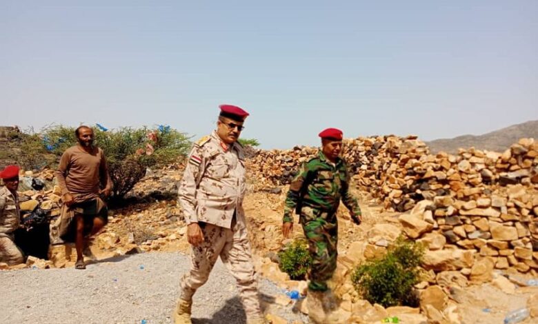 رئيس أركان محور تعز يتفقد المقاتلين في قطاع لواء النصر غرب المحافظة