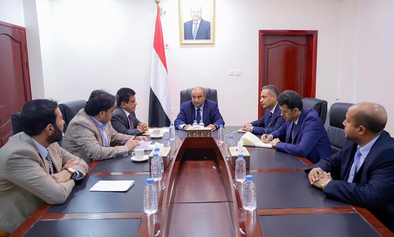 رئيس الوزراء يترأس اجتماعاً حكومياً لمتابعة إجراءات حل مشكلة انقطاعات الكهرباء وتخفيف معاناة المواطنين