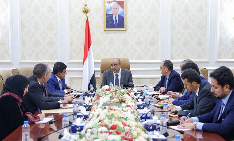 رئيس الوزراء يرأس اجتماع حكومي لمعالجة الإشكالات القائمة في توفر الغاز المنزلي