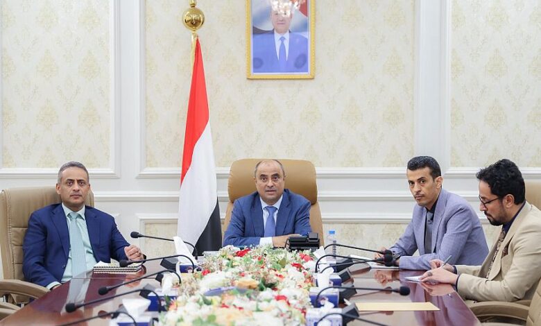 رئيس الوزراء يستعرض مع وزير الدولة البريطاني علاقات التعاون المشتركة