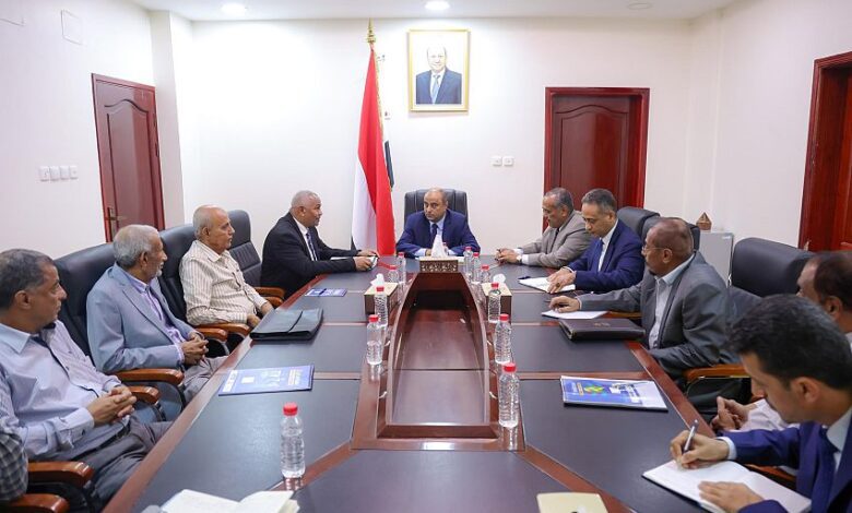 رئيس الوزراء يوجه بإعداد خطة واقعية مزمنة لإعادة تشغيل مصافي عدن