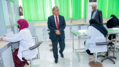 رئيس جامعة عدن يتفقد سير امتحانات الفصل الثاني في كلية الطب