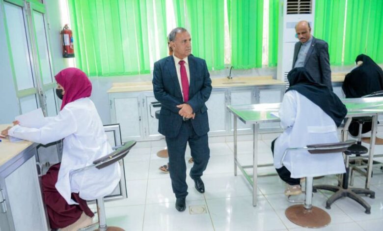 رئيس جامعة عدن يتفقد سير امتحانات الفصل الثاني في كلية الطب