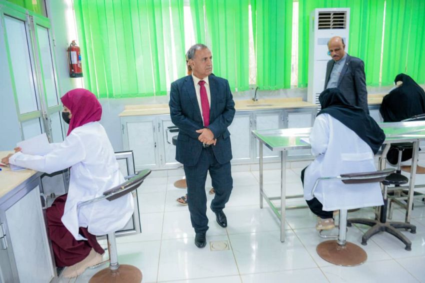 رئيس جامعة عدن يتفقد سير امتحانات الفصل الثاني في كلية الطب