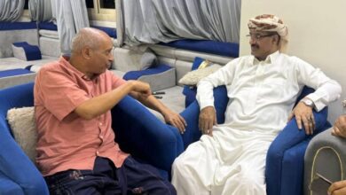 رئيس فرع المكتب السياسي بتعز يطمئن على صحة مدير عام المخا