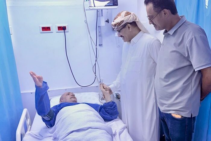 رئيس فرع سياسي المقاومة الوطنية بتعز يطمئن على صحة وكيل المحافظة "المخلافي" في أحد مشافي القاهرة