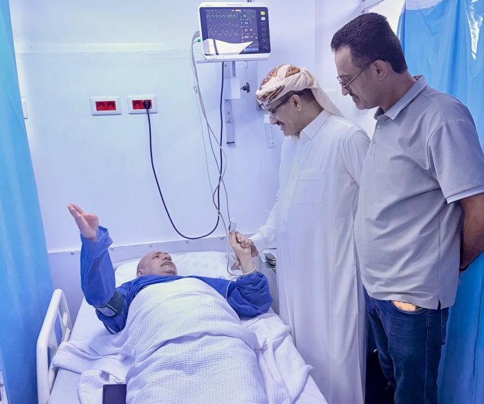 رئيس فرع سياسي المقاومة الوطنية بتعز يطمئن على صحة وكيل المحافظة "المخلافي" في أحد مشافي القاهرة