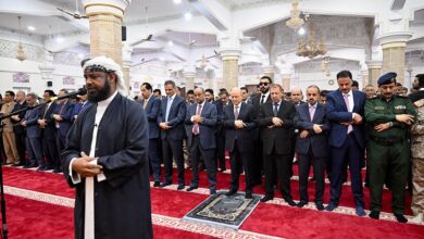 رئيس مجلس القيادة يؤدي في عدن مع جموع المصلين صلاة عيد الاضحى المبارك