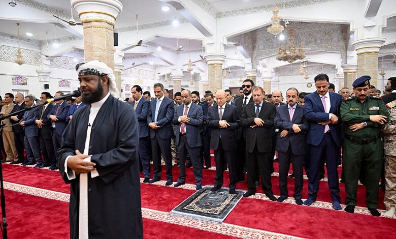 رئيس مجلس القيادة يؤدي في عدن مع جموع المصلين صلاة عيد الاضحى المبارك