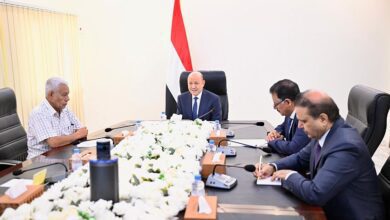 رئيس مجلس القيادة يجتمع برئاسة هيئة التشاور ومكوناتها السياسية