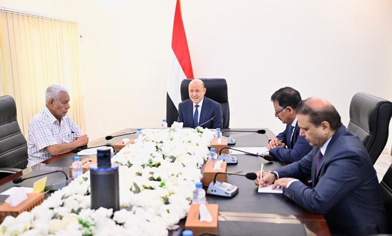 رئيس مجلس القيادة يجتمع برئاسة هيئة التشاور ومكوناتها السياسية