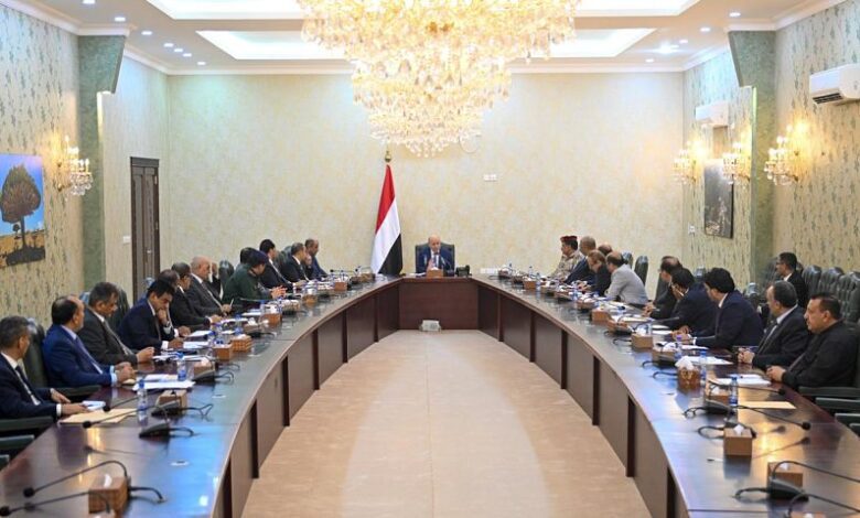 رئيس مجلس القيادة يرأس جانبا من اجتماع مجلس الوزراء
