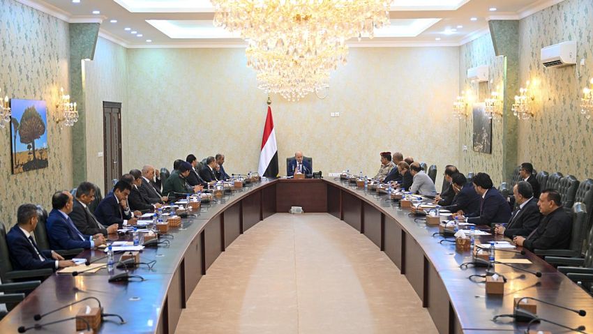 رئيس مجلس القيادة يرأس جانبا من اجتماع مجلس الوزراء