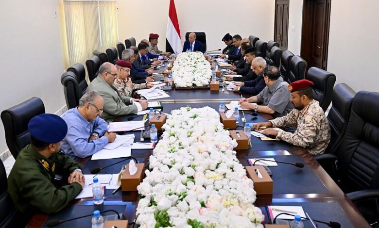 رئيس مجلس القيادة يعقد اجتماعا باللجنة الأمنية العليا ورؤساء السلطات المحلية في مسرح عمليات المنطقة العسكرية الرابعة