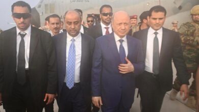رئيس مجلس القيادة يعود الى العاصمة المؤقتة عدن