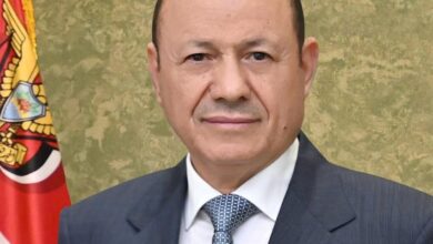 رئيس مجلس القيادة يهاتف الرئيس السابق ونائبه للتهنئة بمناسبة عيد الاضحى المبارك