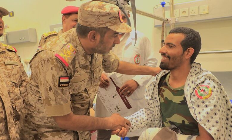 رئيس هيئة الأركان يتفقد أوضاع الجرحى والمُصابين بمستشفيات مأرب