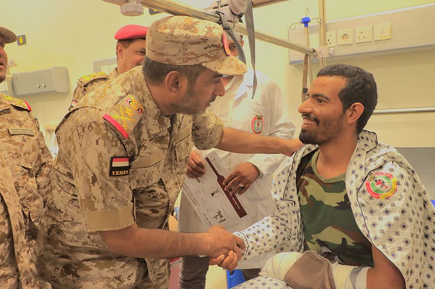 رئيس هيئة الأركان يتفقد أوضاع الجرحى والمُصابين بمستشفيات مأرب